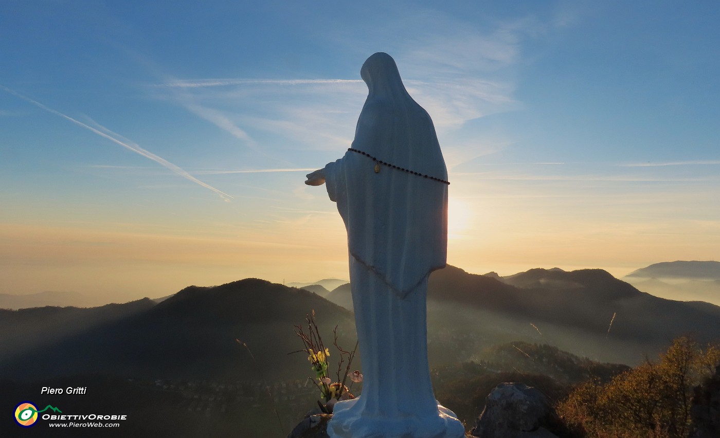 67 La bella bianca Madonnina con vista sui monti dell'Altopiano Selvino-Aviatico.JPG